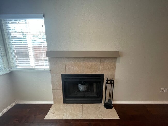 Building Photo - 2 bedroom single story with attached 2 car garage!