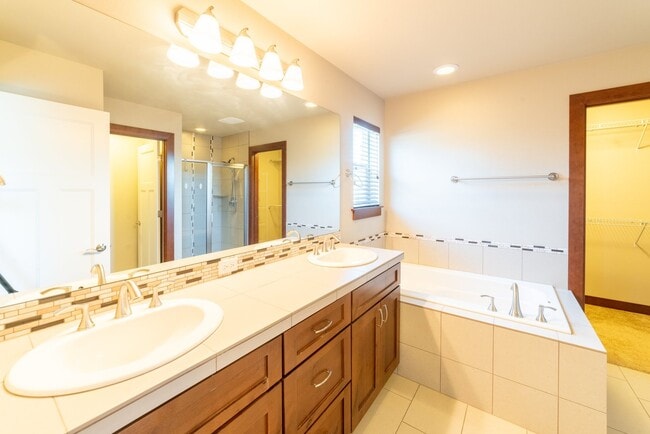 Building Photo - Large and Luxurious 2013 Built Home!