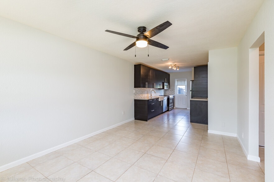 Building Photo - 101 SW 2nd Ave