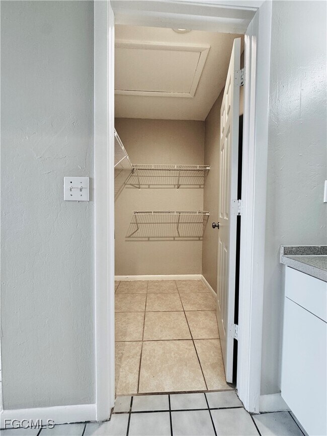 Building Photo - 706 SE 13th Ct