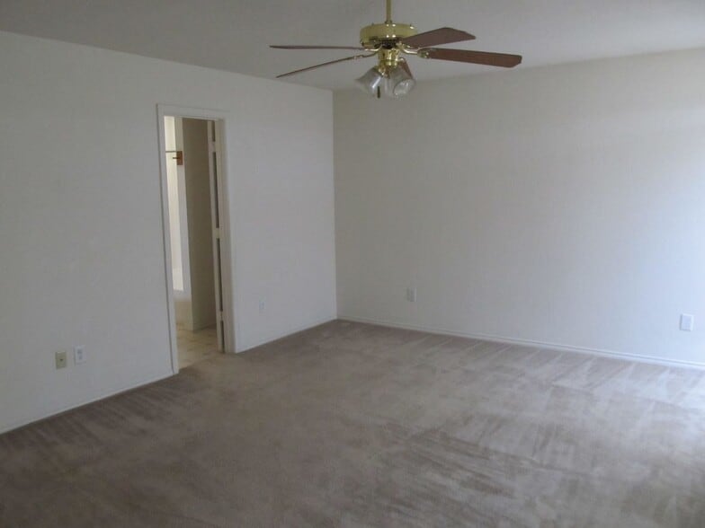 Building Photo - 3210 Viewcrest Dr