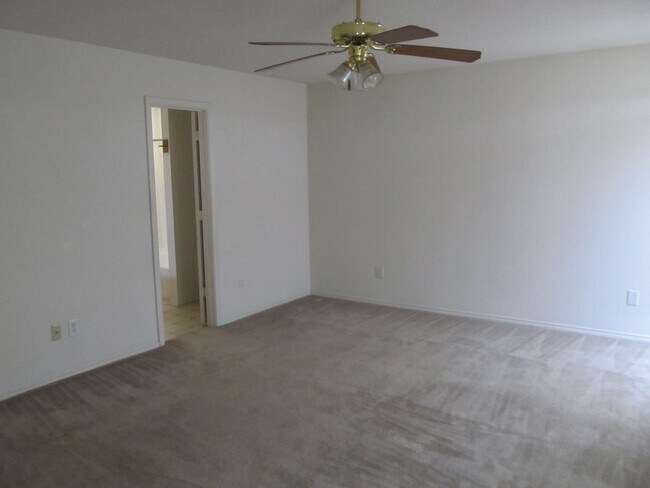 Building Photo - 3210 Viewcrest Dr