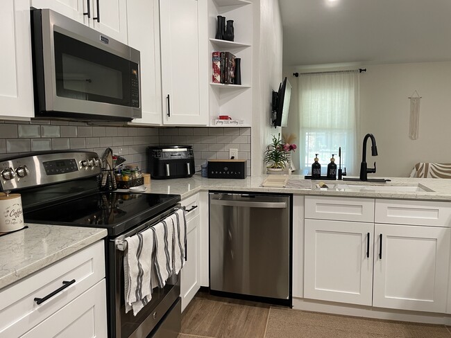 Building Photo - 1043 Gore Dr