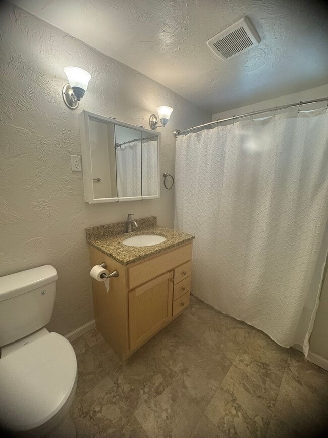 Building Photo - Great 3-Bedroom, 2-Bath Ranch Style Home w...