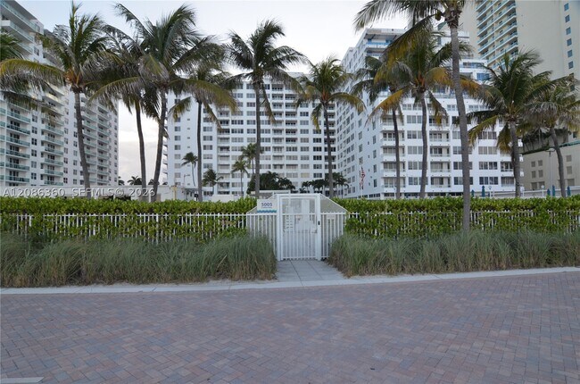 Building Photo - 5005 Collins Ave
