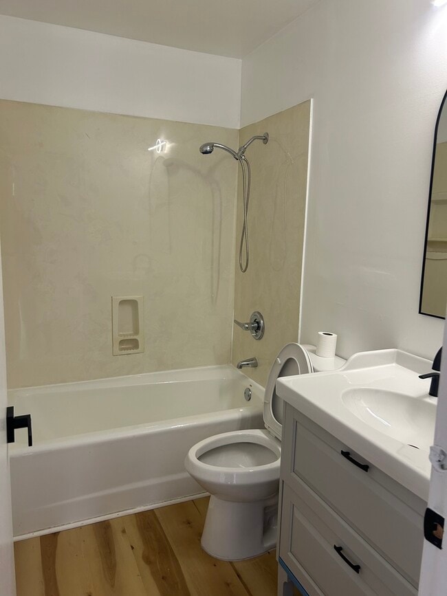 Building Photo - 101 Oakwood Dr