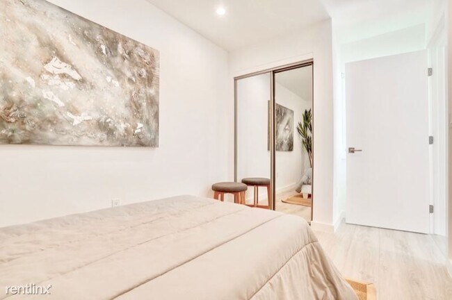 Building Photo - 2 br, 1 bath Apartment - 562 N Kenmore Ave