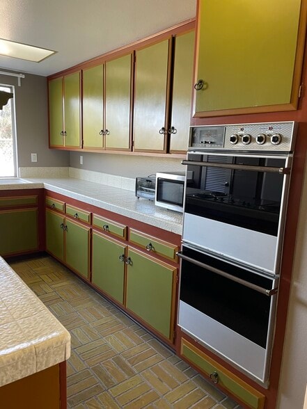 Kitchen Oven Wall - 6052 Pat Ave