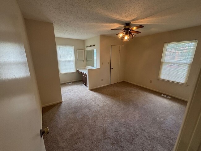 Building Photo - 2 Bedroom, 2.5 Bath Townhome in Virginia B...