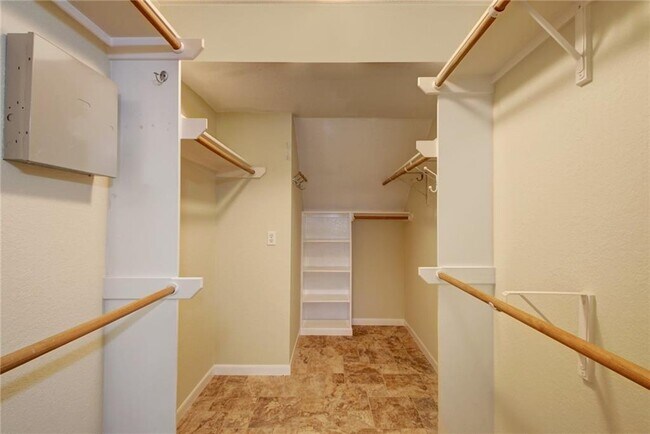 Building Photo - 1801 Hickory Ridge Cove