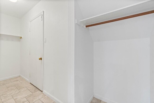 Building Photo - 28 Silver Elm Pl