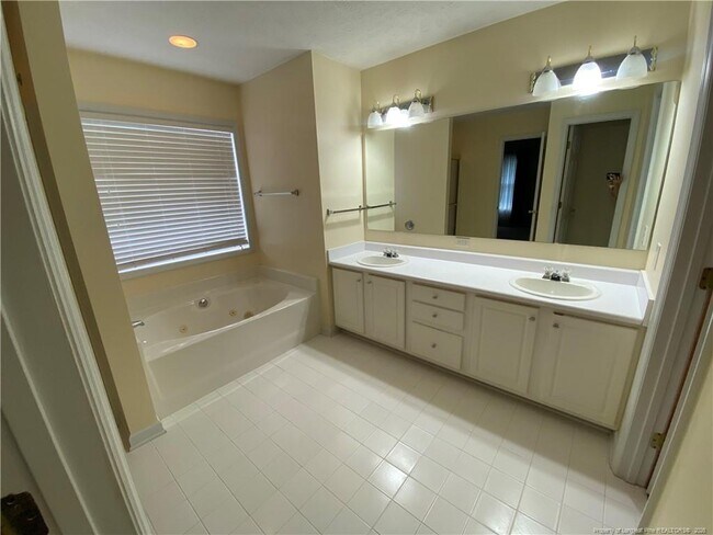 Building Photo - 6501 Ryefield Dr
