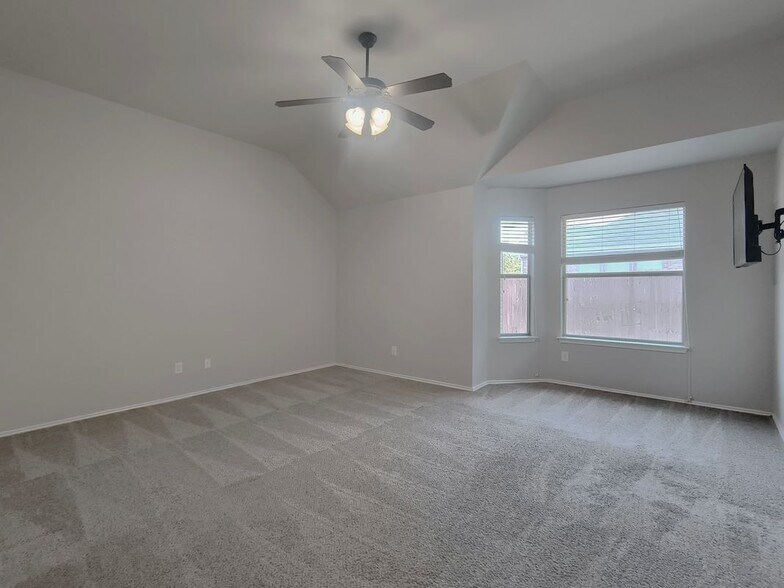 Building Photo - 824 Lake Grove Dr