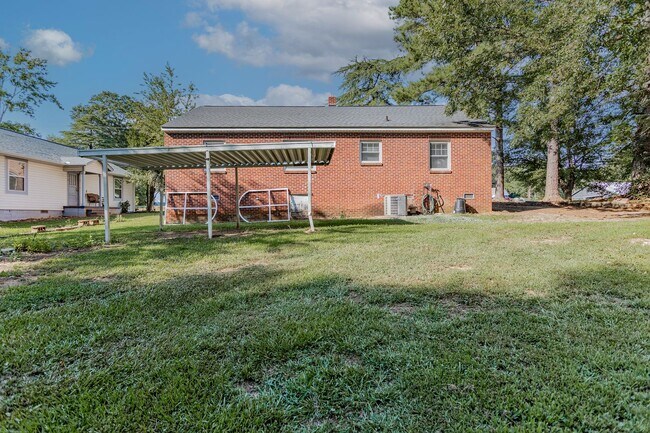 Building Photo - 2 Bed Home in Williamston With Bonus Room