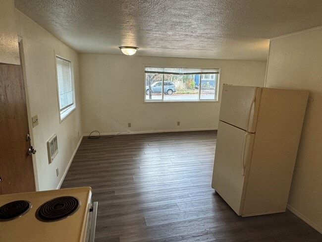 Building Photo - 2 Bedroom Triplex Unit in Springfield