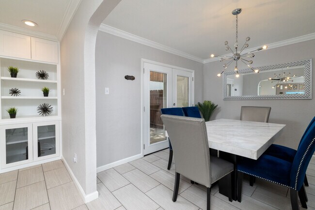 Building Photo - 2213 Park Hill Dr