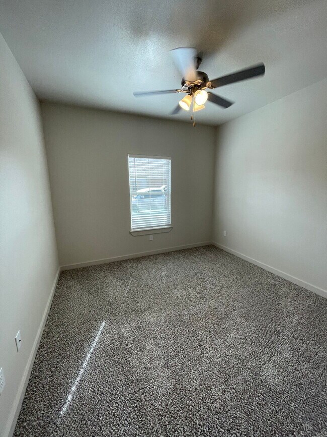 Building Photo - Beautiful Townhome Located South Of Town N...