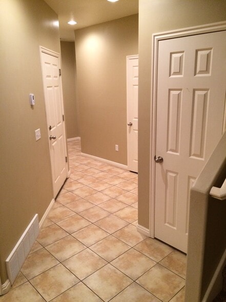 Building Photo - 825 Jordan Oaks Ct