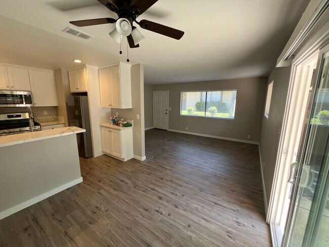 Building Photo - Single Story 3 Bedroom Ventura Condo *Totally updated* with GARAGE!