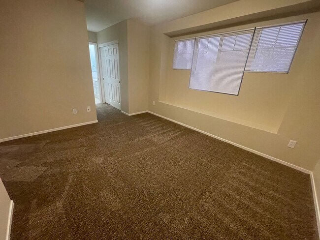 Building Photo - Wonderful Home Close to Shopping and Public Transportation.