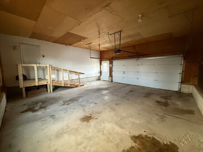 Building Photo - Spacious 3-Bedroom Home with Sunroom and Attached 2-Car Garage in Manchester, MI