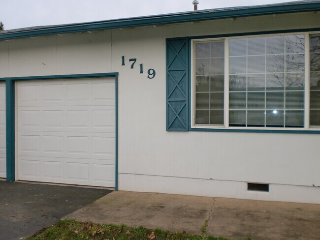 Building Photo - 3 Bed 2 Bath House