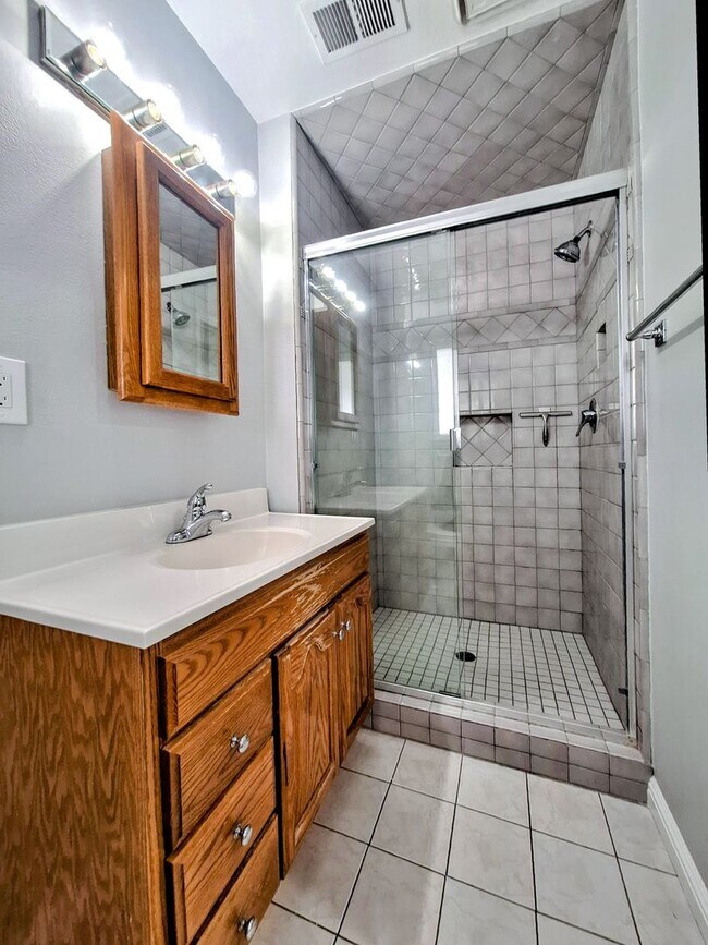 Building Photo - Beatifully Remodeled 3bd Single Story Hous...