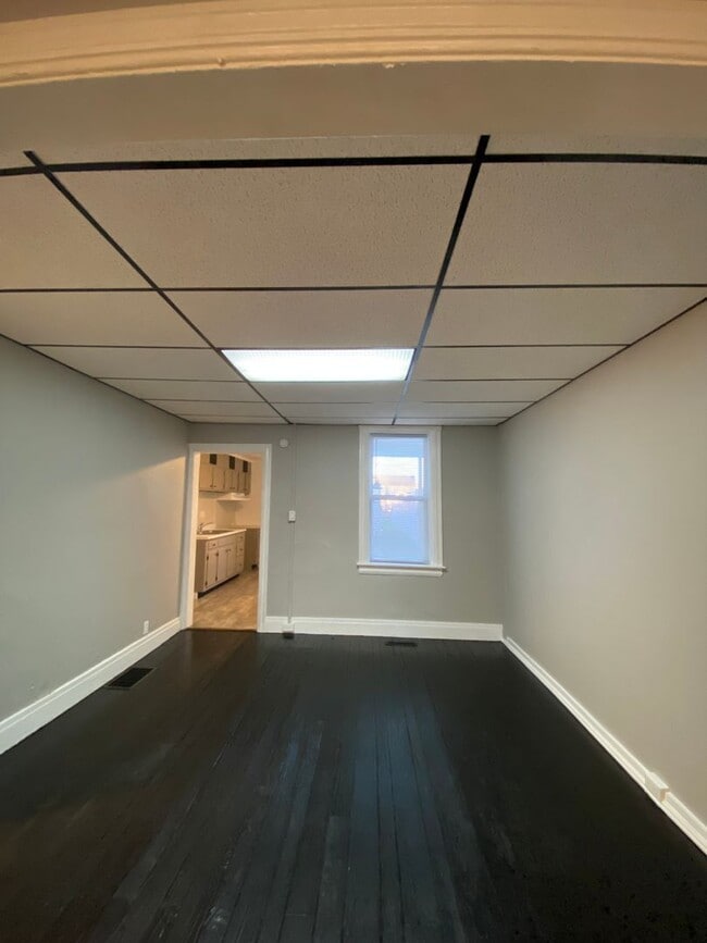 Building Photo - 3 Bdrm, 1.5 Bath