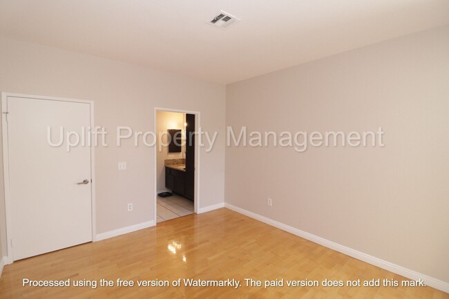 Building Photo - 2 Bed, 2 Bath Condo AVAILABLE NOW!