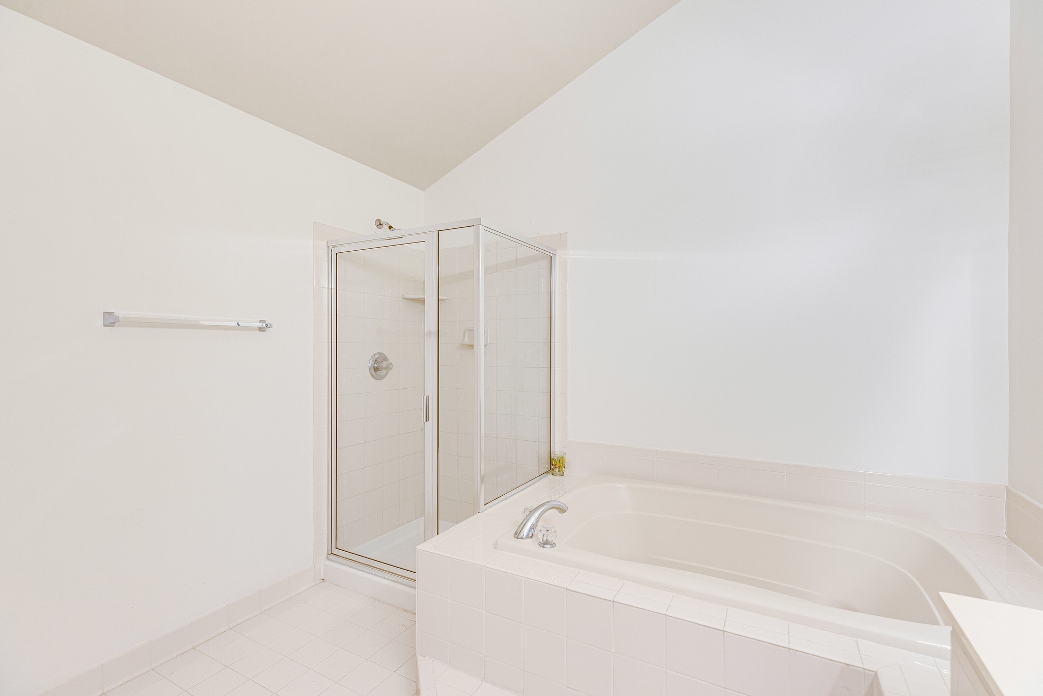 Primary bath w tub and shower - 25634 Creek Run Ter