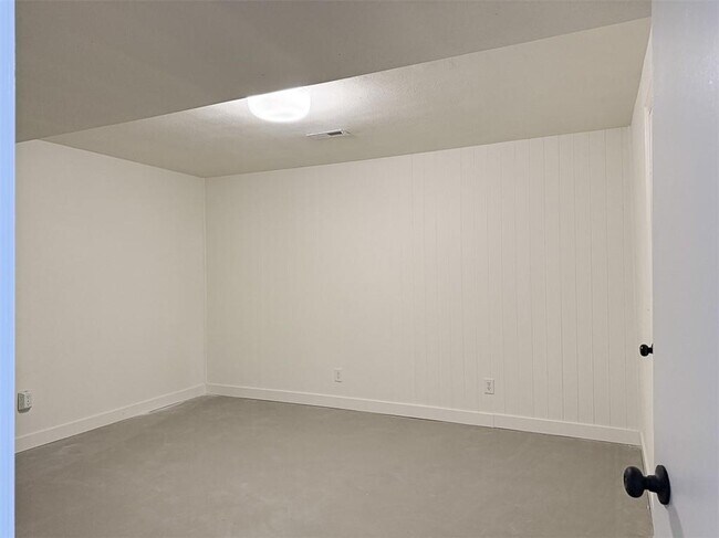 Building Photo - 16 Estes Dr