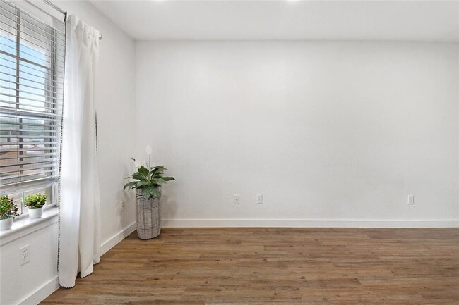 Building Photo - 2302 East Side Dr