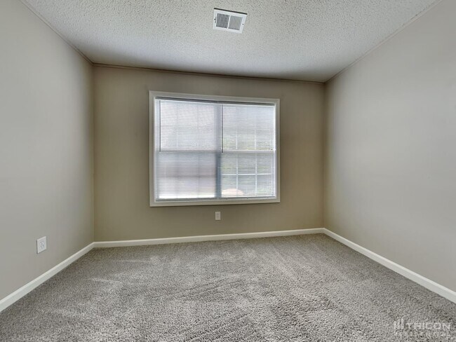 Building Photo - 208 Autumn Woods Dr