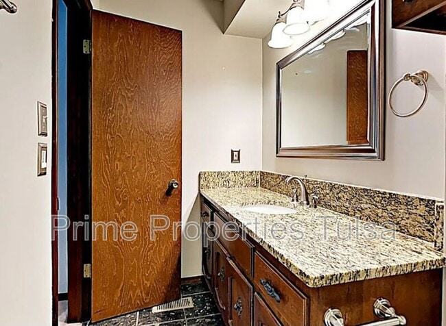 Building Photo - 838 Millwood Rd