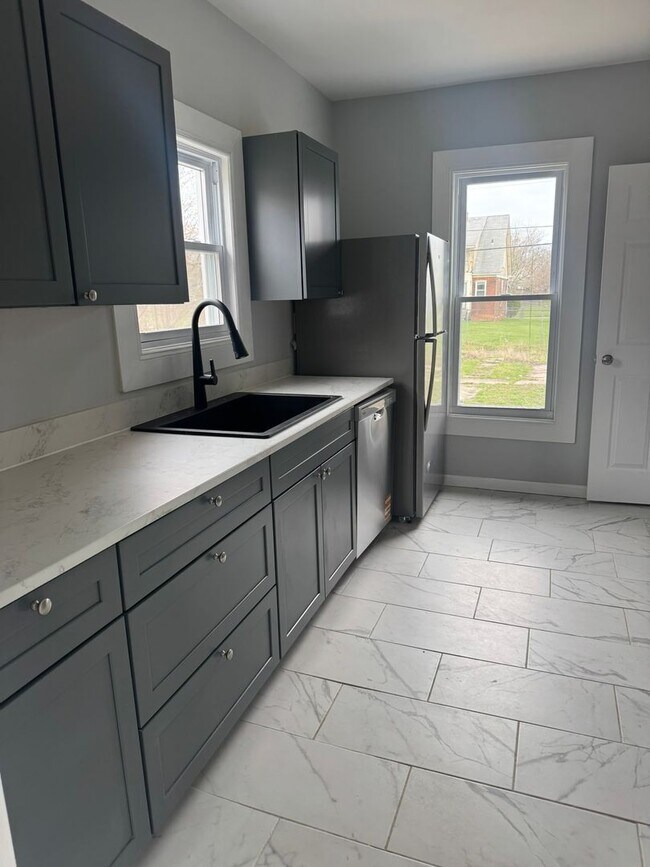 Building Photo - Fully Updated 3 Bedroom - 1 bathroom - $1,295