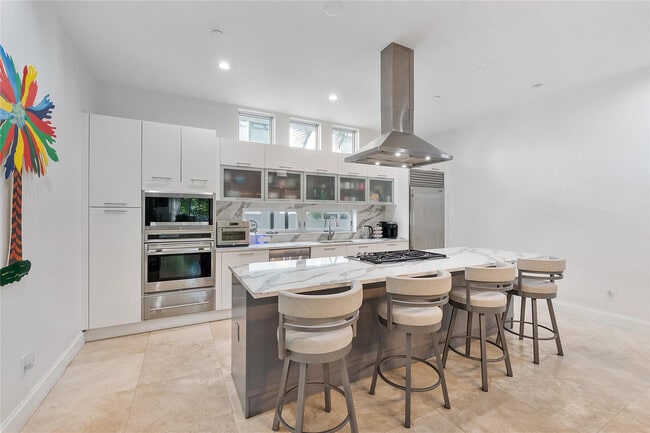 Building Photo - 3266 NE 15th St