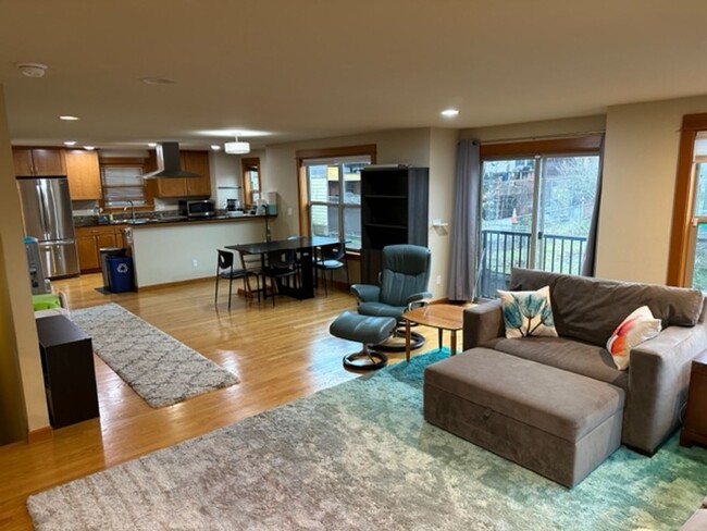 Building Photo - Location Location Location! This huge 3bd ...