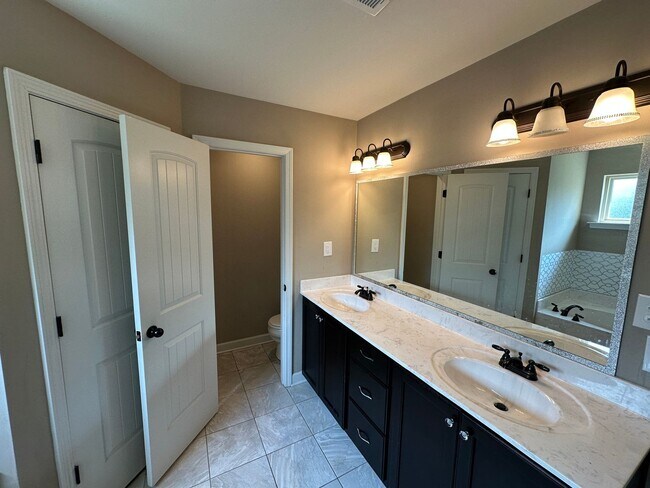 Building Photo - AVAILABLE NOW IN SOUTHAVEN! Spacious 4BR Home with Bonus Room & Fenced Yard