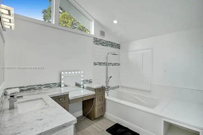 Building Photo - 2120 SW 28th Way