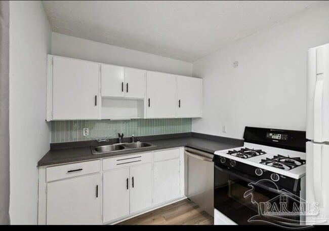 Building Photo - 5519 Mayfair Dr