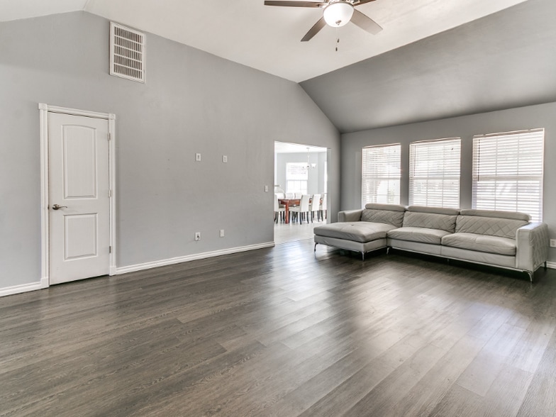 Building Photo - 1112 Bryan Dr