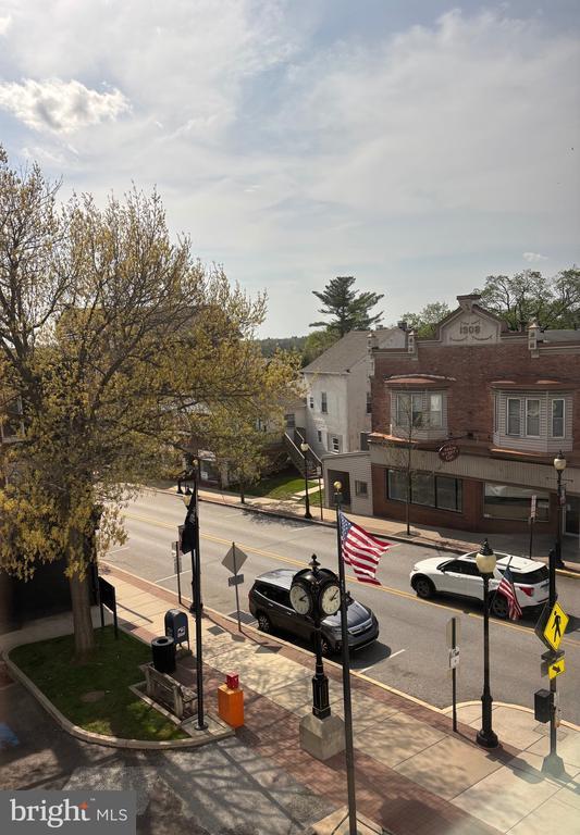 Building Photo - 320 Main St