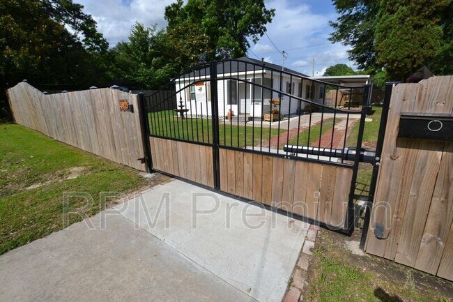 Building Photo - 9516 Gassie St