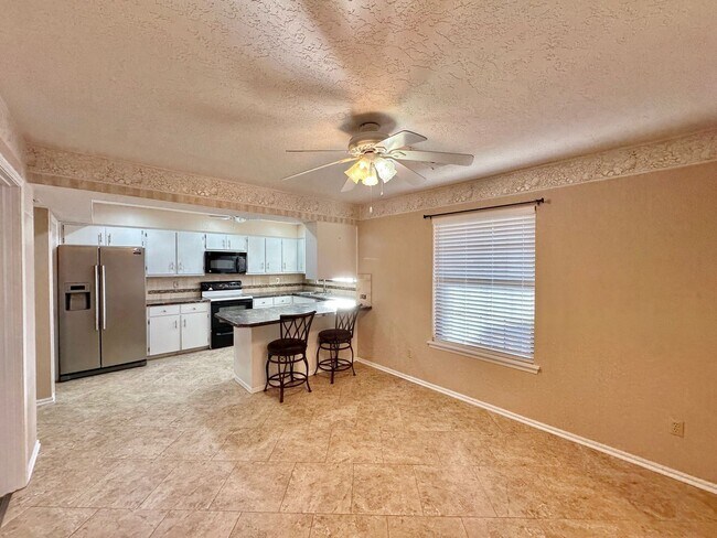 Building Photo - New flooring and paint!