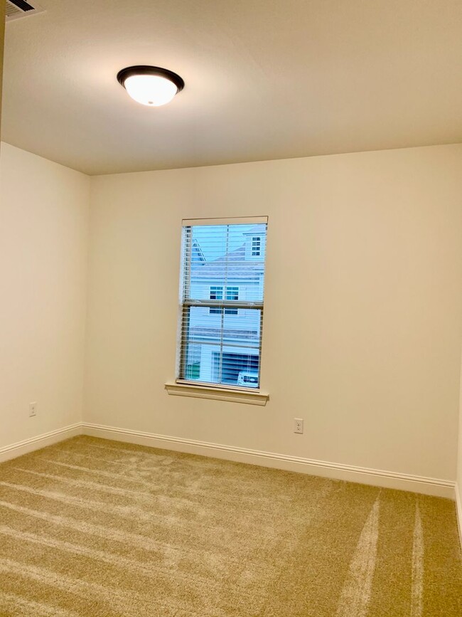 Building Photo - MOVE IN SPECIAL - 1/2 OFF 1st Month Rent!!...