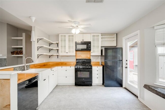 Building Photo - 8700 Soho Dr