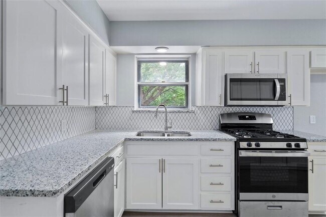 Building Photo - 615 S 15th St