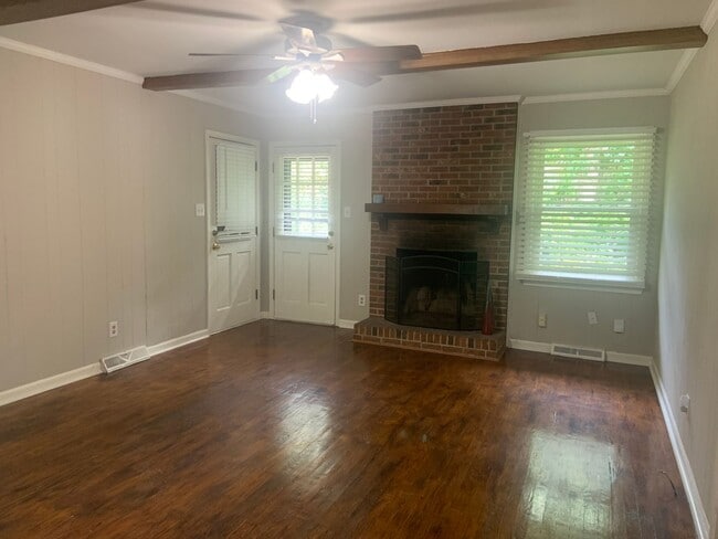 Building Photo - 3 Bedroom Located Near Four Seasons Mall