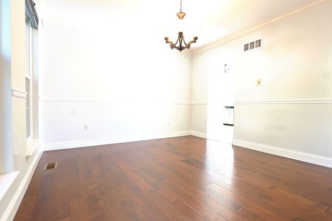 Building Photo - 5 Bed 3.5 Bath Chesterfield Charmer
