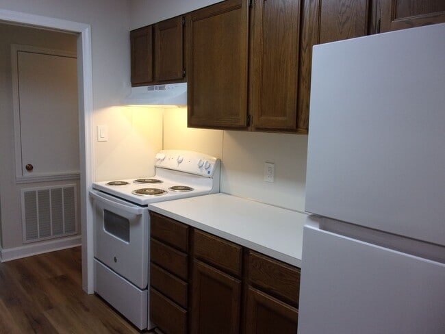 Building Photo - Beautiful 3 Bedroom 2 Bath Ground Level Condo in Tall Oak Villas